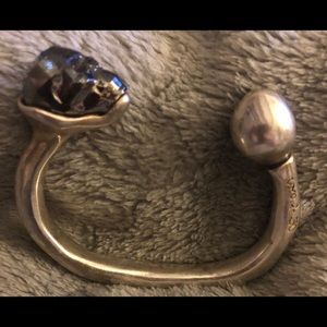 Uno de 50 Swarovski Crystal Skull cuff bracelet